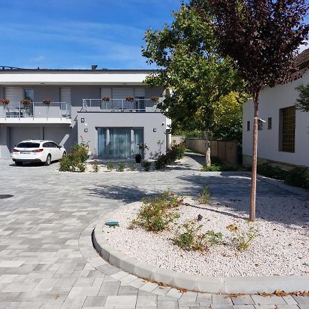 Linden Apartman 001 - Adults Only Mosonmagyaróvár Buitenkant foto