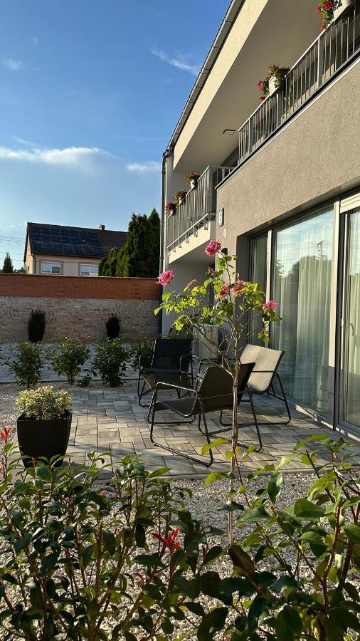 Linden Apartman 001 - Adults Only Mosonmagyaróvár Buitenkant foto