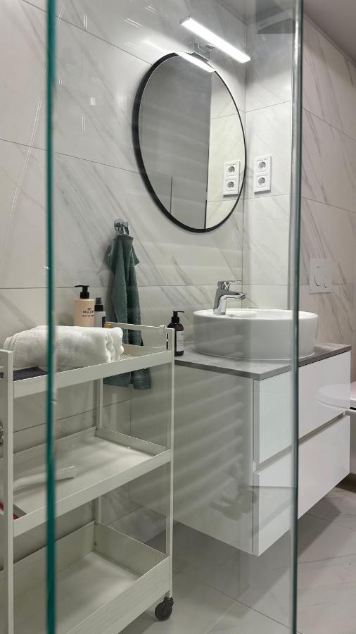 Linden Apartman 001 - Adults Only Mosonmagyaróvár Buitenkant foto